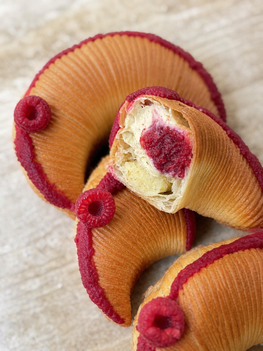 Croissant Gazelle Fruits rouges, à la coupe
